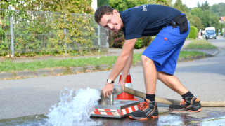 In der Ausbildung zum Anlagenmechaniker darf man keine Angst haben, nass zu werden! Dies zeigt unser Auszubildender bei der Hydrantenspülung.